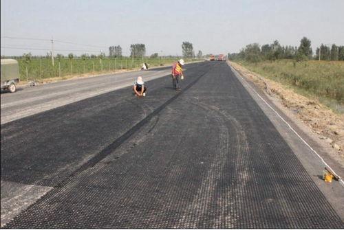 滌(di)綸(lun)土工格(ge)柵(zha)