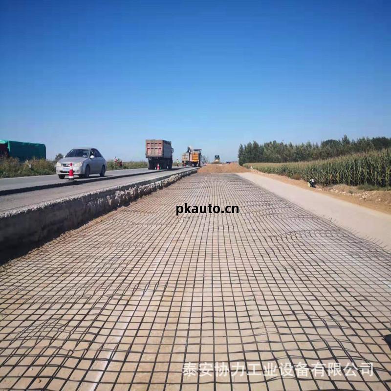 蒙(meng)自(zi)鋼塑土(tu)工格(ge)柵80kn在(zai)穩(wen)定路(lu)基中(zhong)的關鍵作(zuo)用